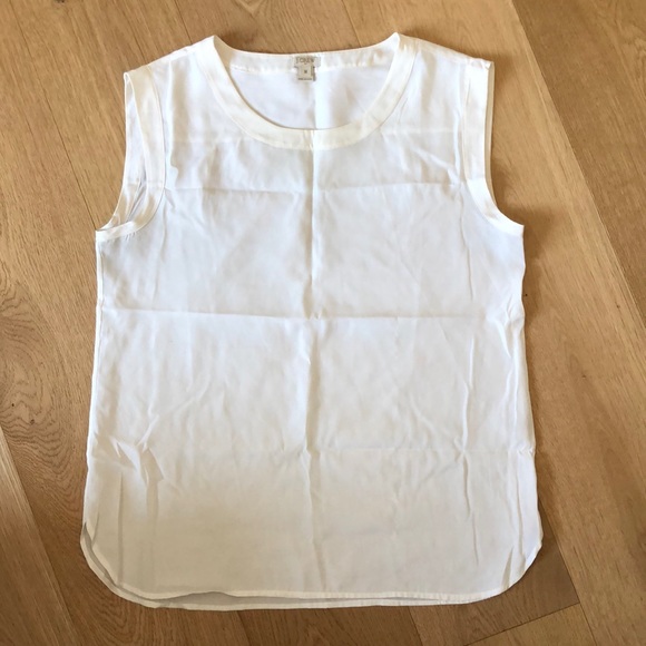 Sleeveless Blouse - Picture 2 of 4